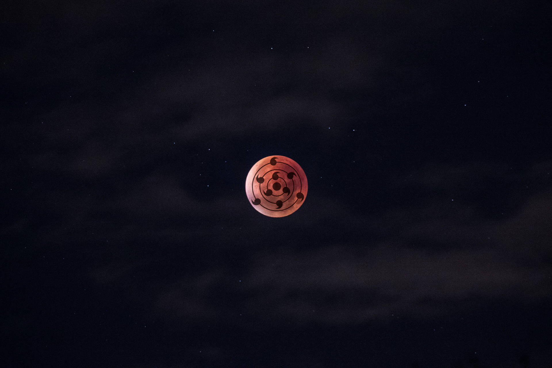 星空夜空中帶有黑色螺旋符號的紅色月亮