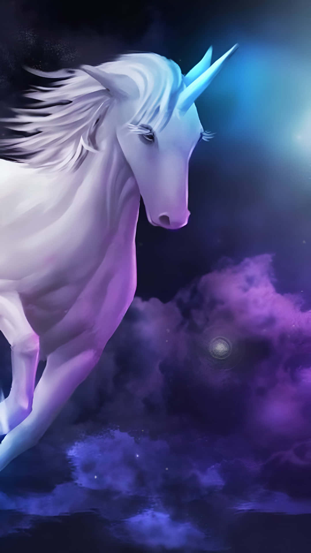 星夜中的神祕獨角獸 壁紙 — 一頭雄偉的白色獨角獸奔騰穿過散發著電光藍和紫色光芒的宇宙星雲。