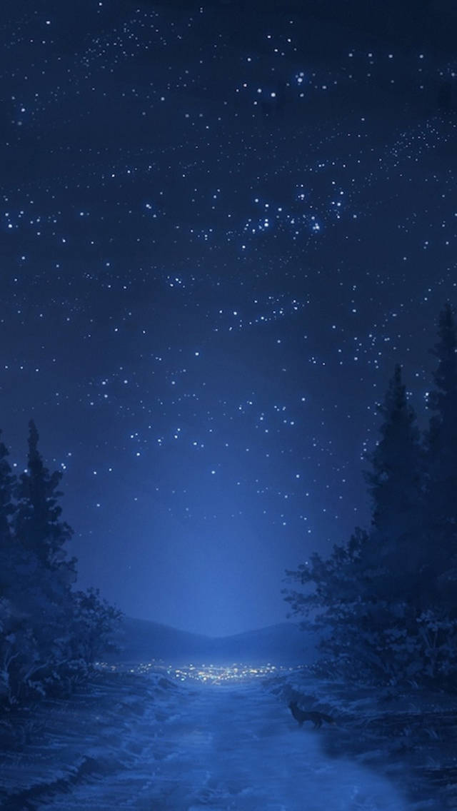 星空夜空下通往遠方發光小鎮的積雪森林小徑。