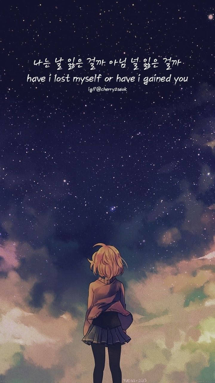 金發動漫女孩站在星空下仰望雲層。