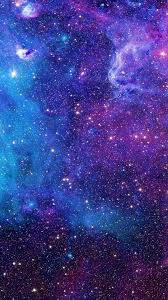 充滿活力的宇宙星雲，帶有旋轉的紫色和藍色雲彩以及閃爍的星星。