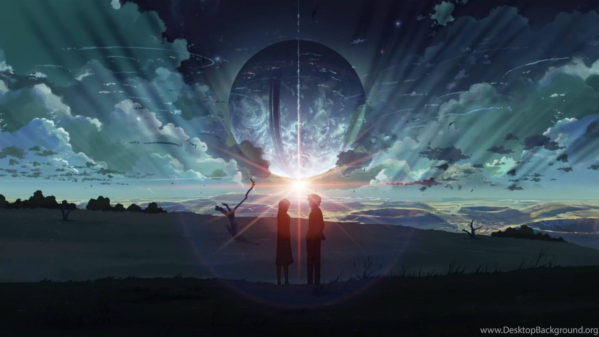 星宿相戀動畫情侶 壁紙 — 兩個剪影人物站在山丘上，凝視著一個發光的宇宙球體穿透戲劇性的暮色天空。