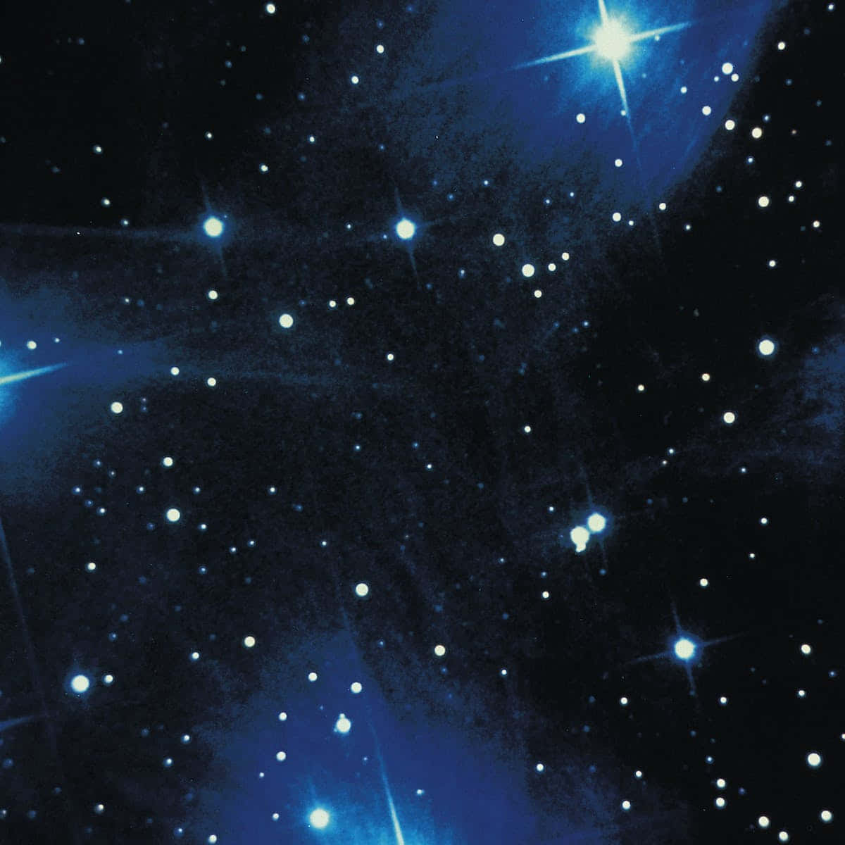 星座星海圖 壁紙 — 深邃藍色宇宙空間，點綴著閃爍的星星和發光的星雲，背景是黑暗虛空。