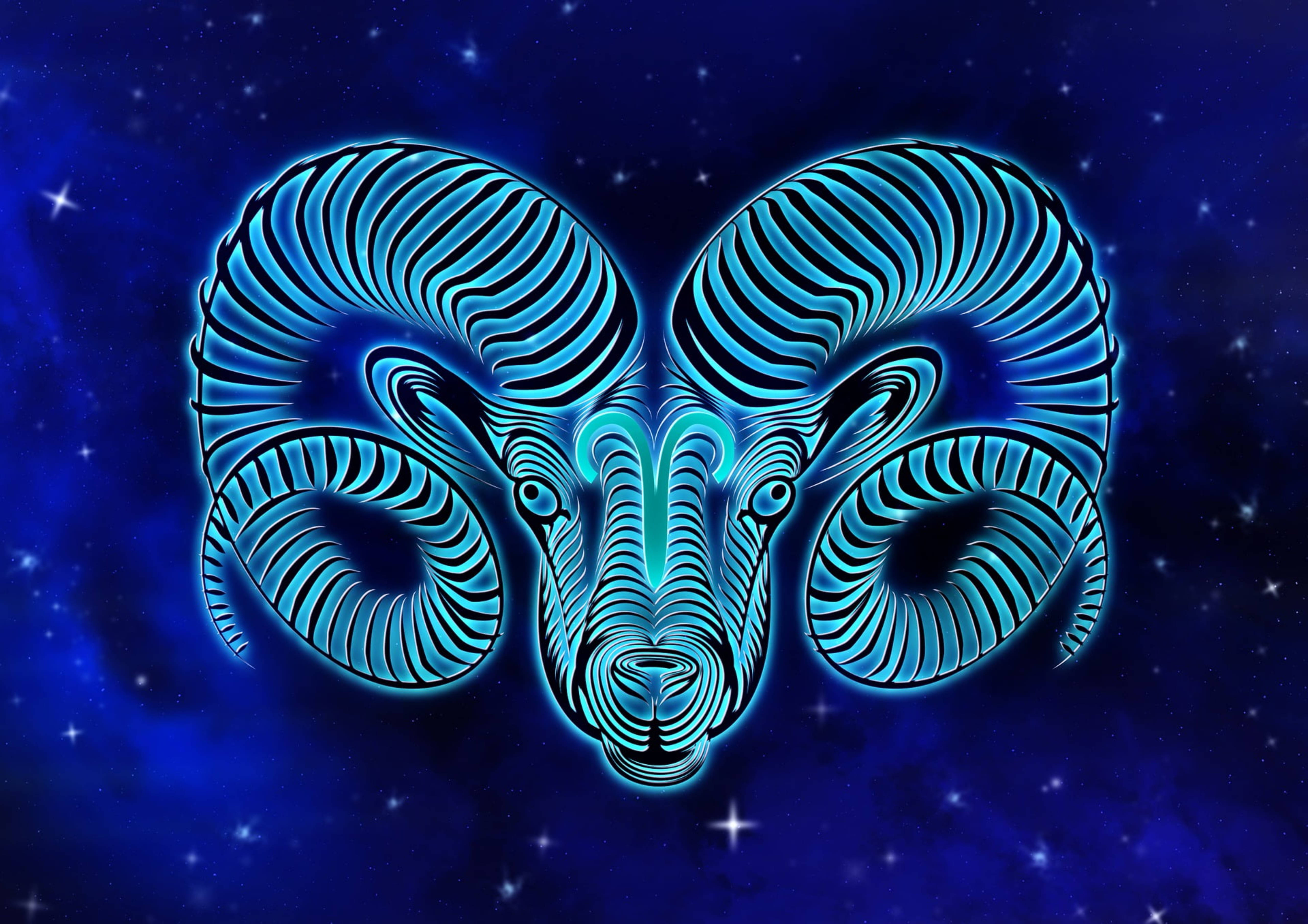 星座白羊座 壁紙 — 一隻發光的藍色公羊，帶有條紋角，漂浮在繁星點點的宇宙夜空上。