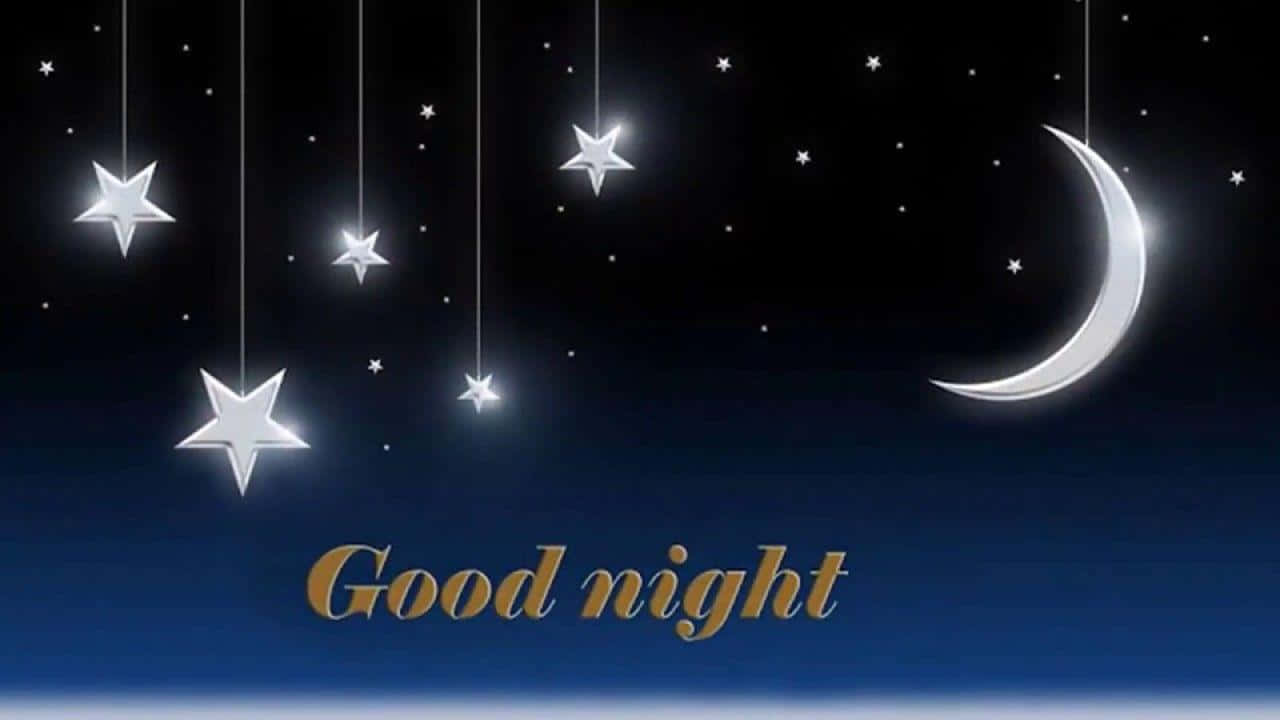 星星與月亮晚安圖 壁紙 — 寧靜的夜空，閃爍的星星和一彎新月懸掛在金色字體的「晚安」訊息上方。