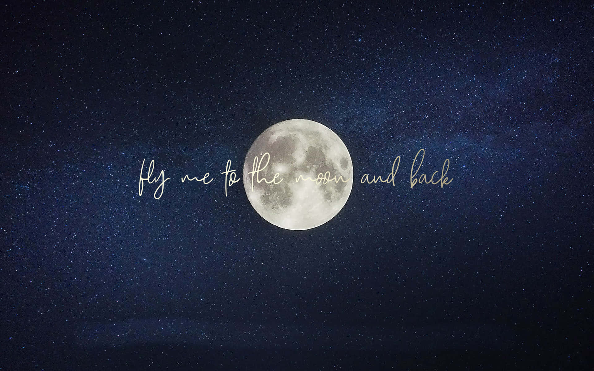 星月交輝筆電美學 壁紙 — 一輪滿月在繁星點點的夜空下閃耀，並以優雅的手寫體寫著fly me to the moon and back。