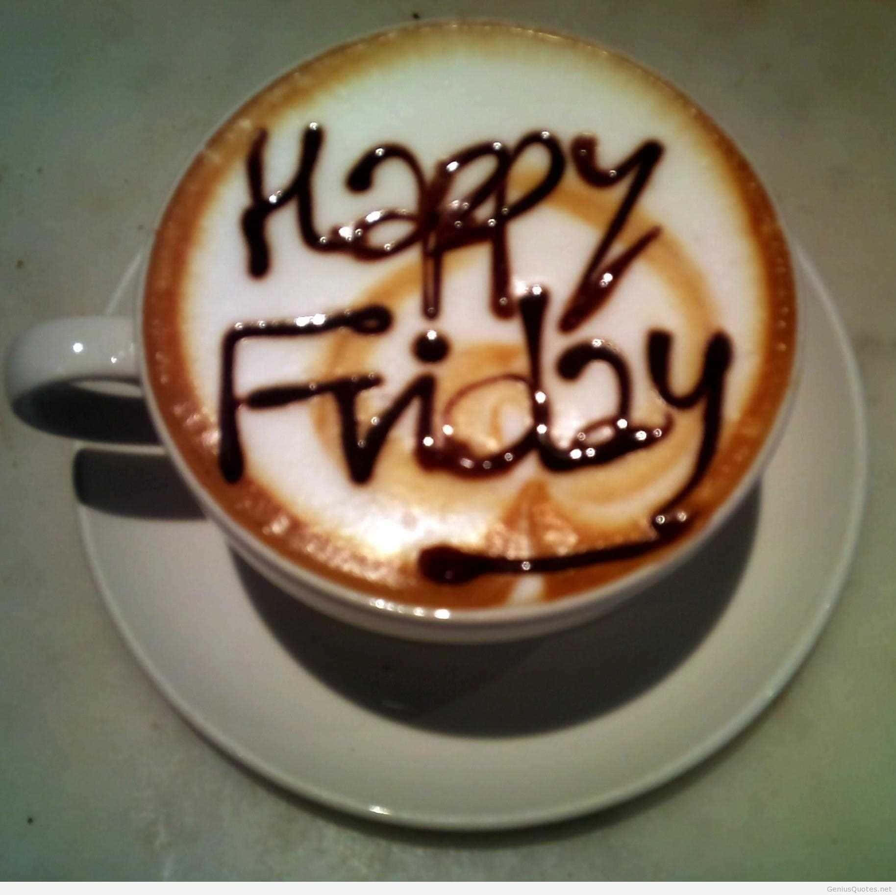 咖啡杯上朱古力寫著 happy friday