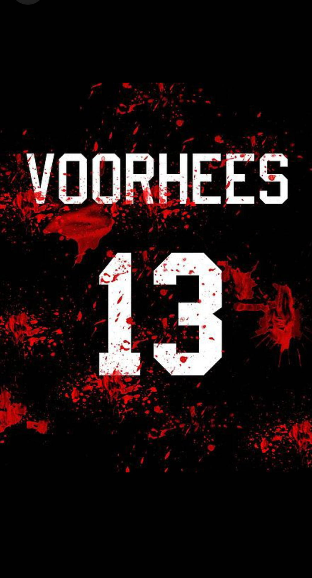 黑色背景上帶有紅色飛濺的白色文字 Voorhees 13。