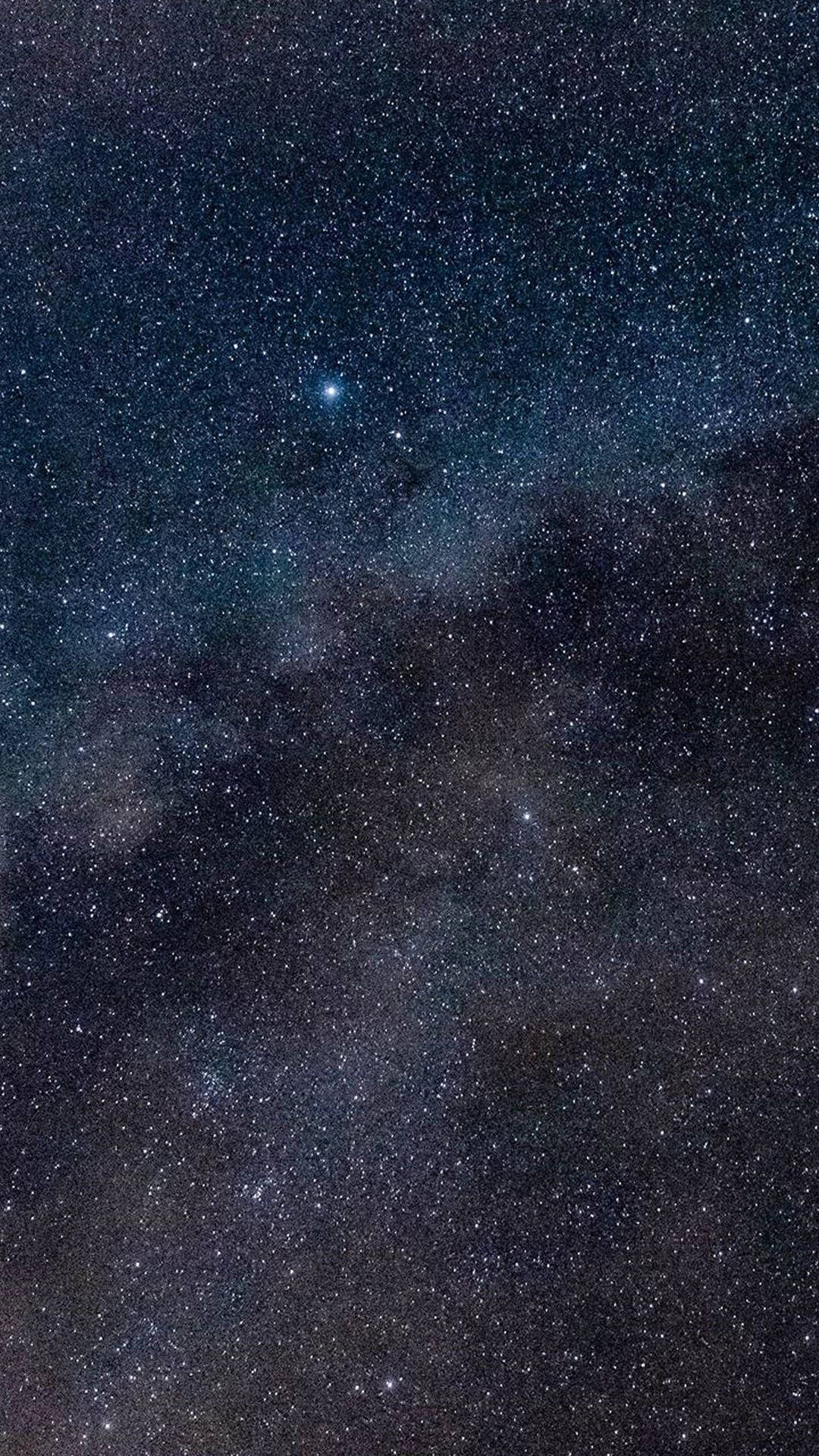 深靛藍色夜空中的銀河系，有恆星和宇宙塵埃雲