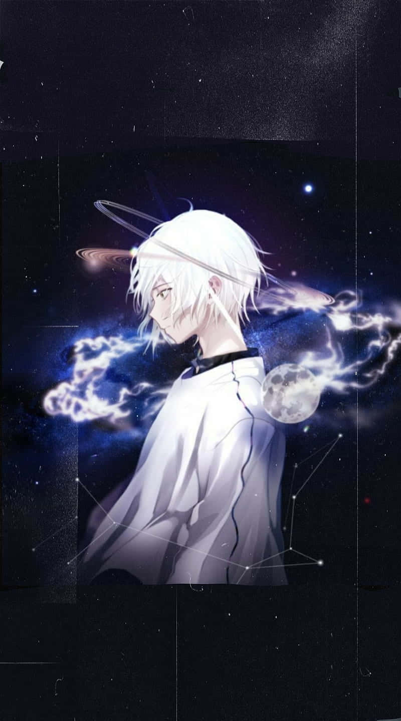星河動漫白髮男孩 壁紙 — 一位白髮動漫男孩穿著飄逸長袍，站在星光宇宙背景前，行星和發光能量在他周圍旋轉。