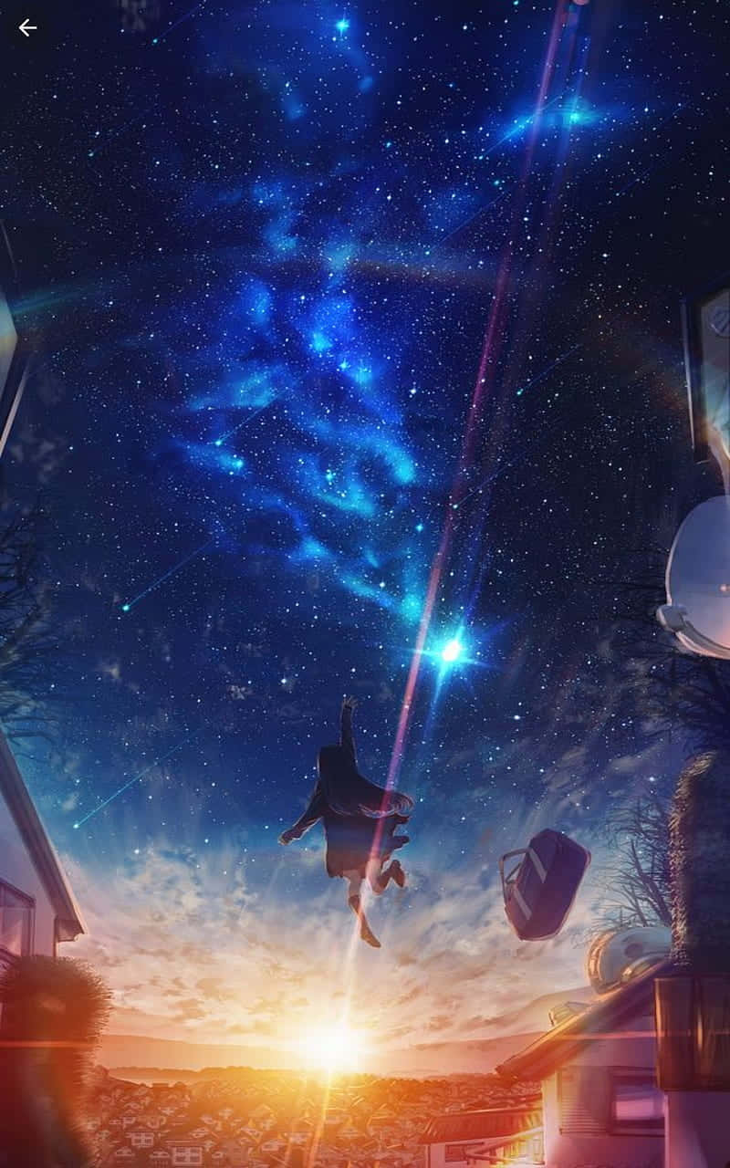 星河動漫背書包女孩 壁紙 — 一個孤獨的身影躍入暮色中陽光普照小鎮上方的 vibrant 星空。