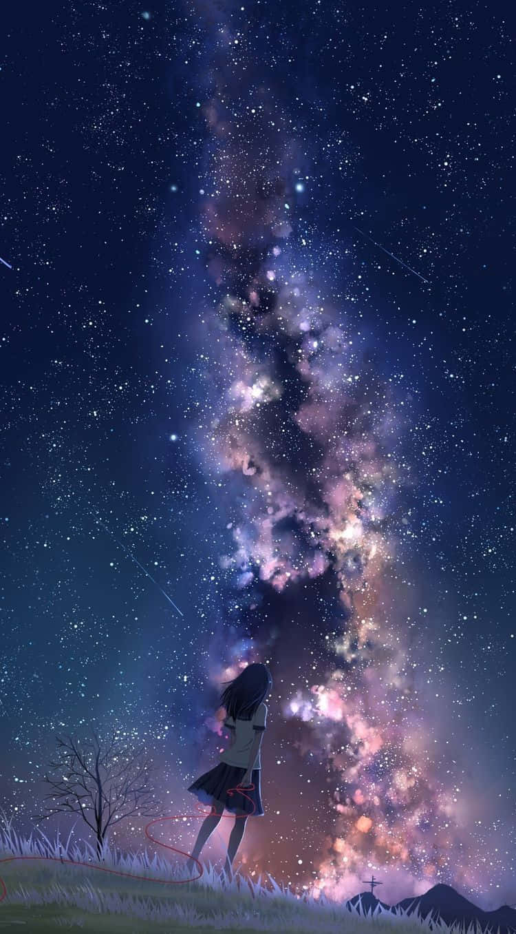 星河動漫草山女孩 壁紙 — 一個孤獨的女孩站在長滿草的山丘上，仰望一條穿越繁星夜空、充滿活力的宇宙星系。