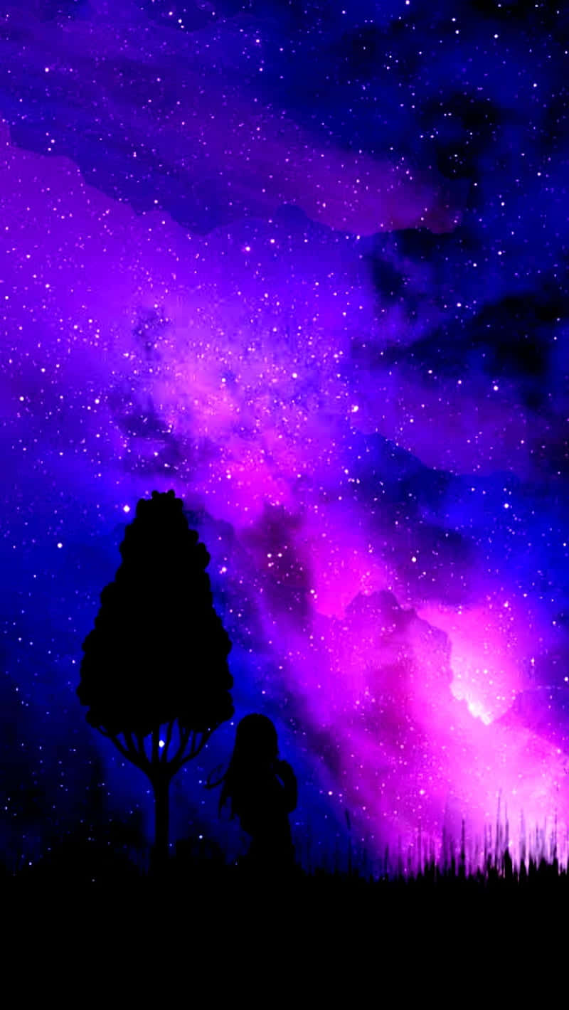 星河動漫藍粉交織 壁紙 — 一個孤獨的身影和樹的剪影站在充滿宇宙雲層的鮮豔紫色和藍色星空下。