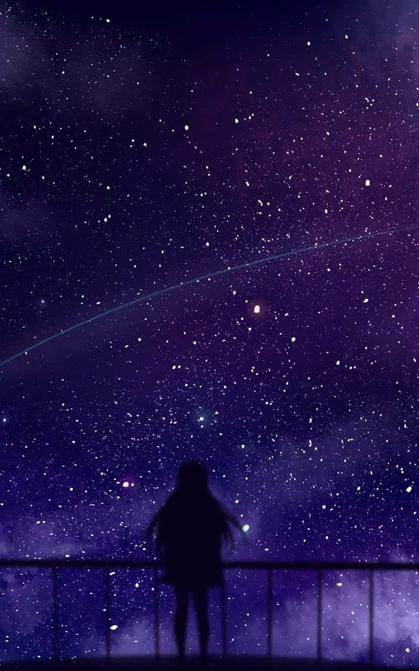 星河動漫閃耀星辰 壁紙 — 一個孤獨的身影站在欄杆上，仰望充滿活力的紫色星空，一顆發光的彗星劃過夜空。