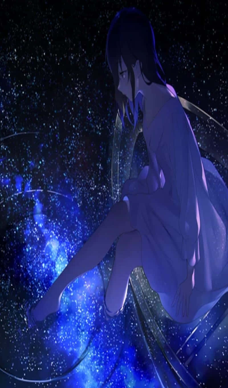 星河動漫飄浮女孩 壁紙 — 一個孤獨的動漫女孩穿著飄逸的紫色連衣裙，優雅地坐在深藍色和星星旋轉的宇宙星雲中。