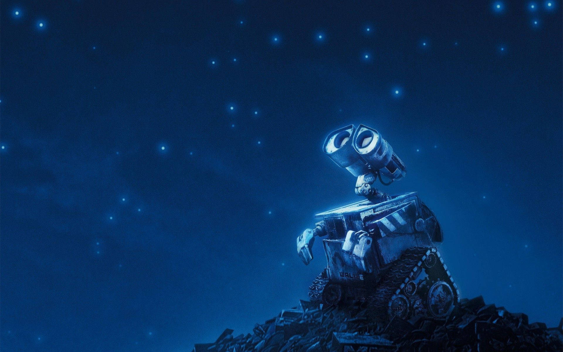 Wall-E 機器人在黑暗的天空下從垃圾堆中凝視星星。