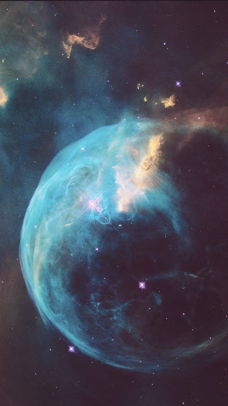 深空中充滿星星的鮮豔藍色和金色星雲。