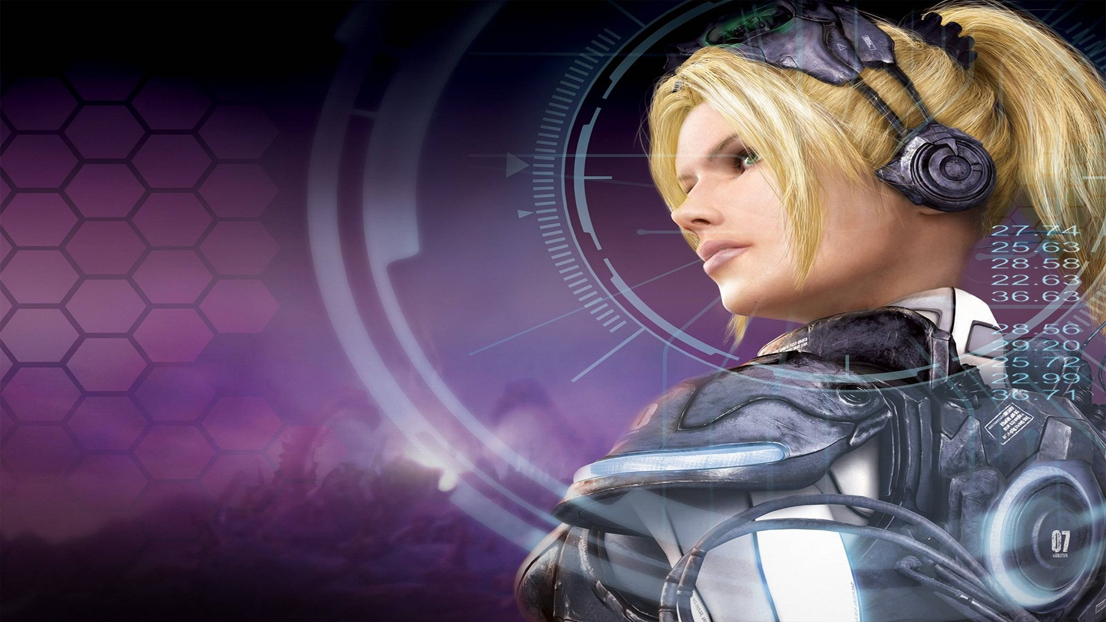 星海爭霸2 納瓦·特拉 壁紙 — 一位金髮女兵穿著未來裝甲，帶有發光HUD元素，背景為紫色六邊形。