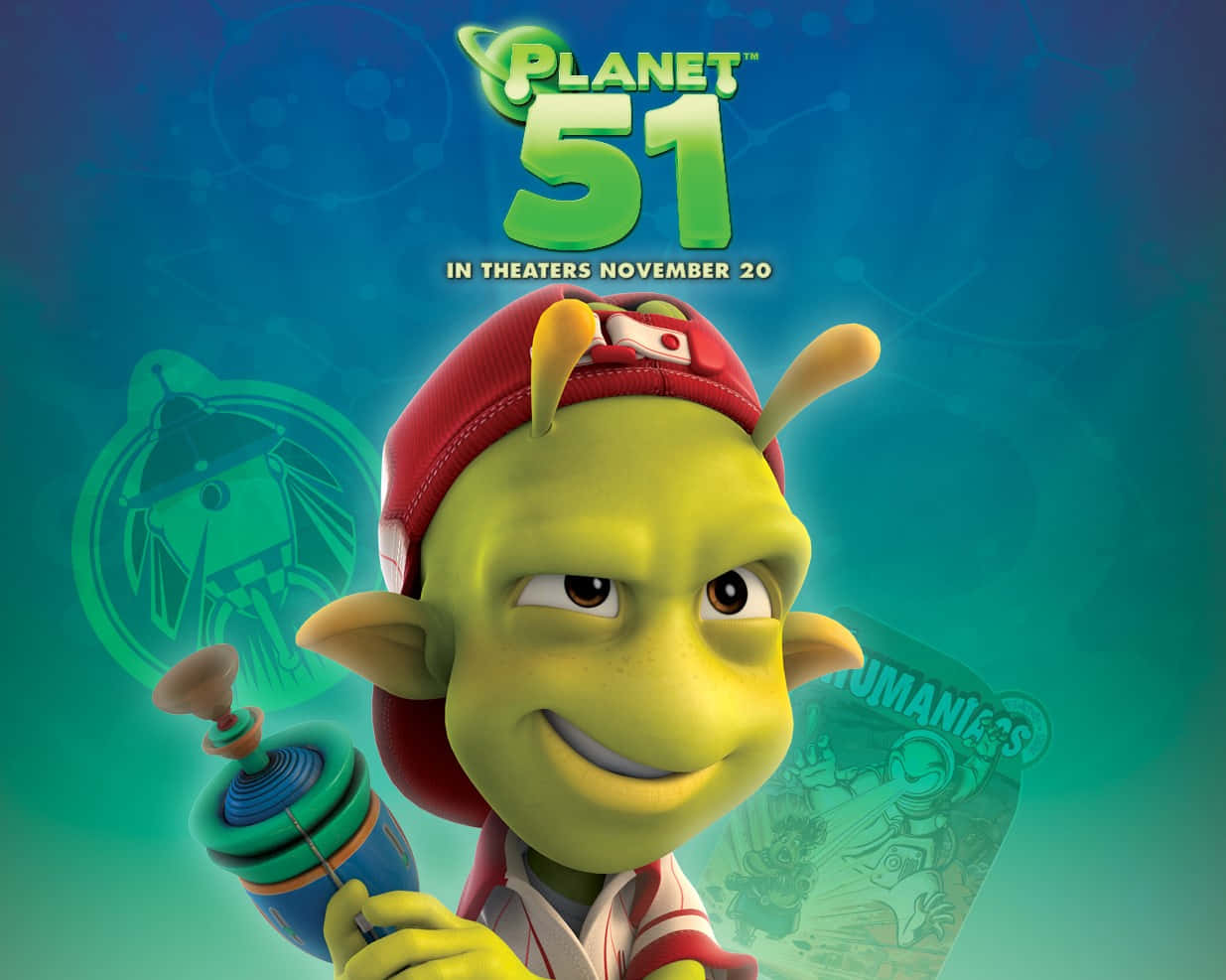 《星球51》小外星人萊姆持激光槍 壁紙 — 一個快樂的綠色外星人，帶有天線和紅色帽子，在發光的藍綠色背景前拿著一個小工具。
