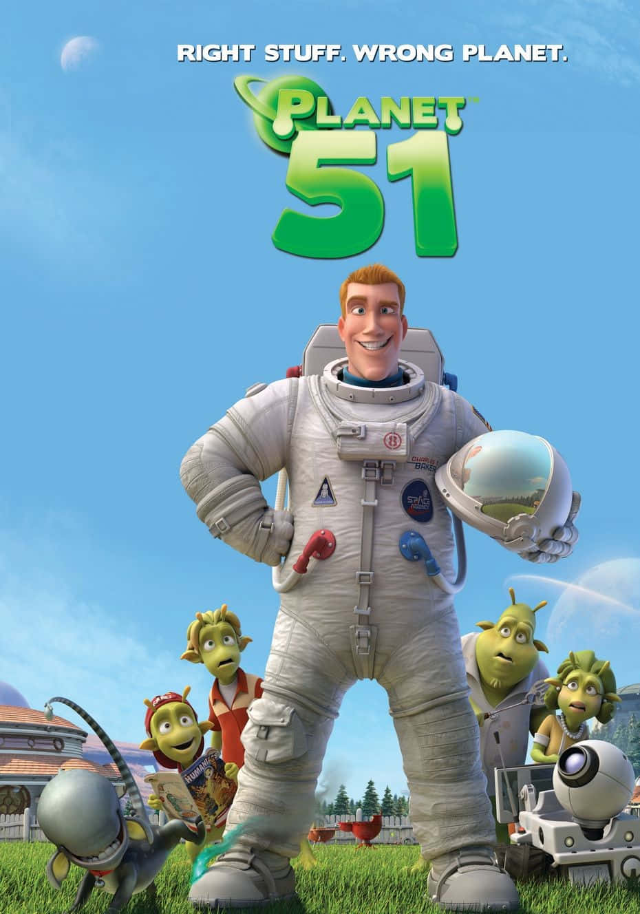 《星球51》查理斯與外星人 壁紙 — 一位微笑的太空人穿著白色太空衣，站在一個長滿草的異星行星上，背景有綠色皮膚的外星生物和一間小房子，天空是藍色的。