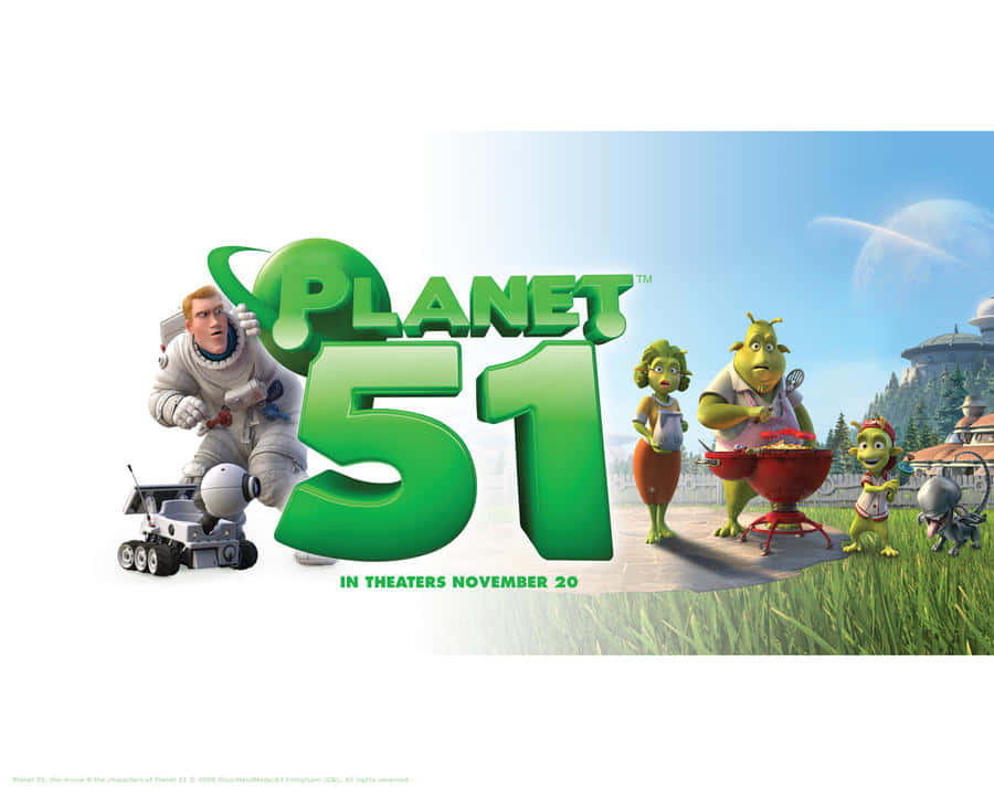《星球51》電影海報 壁紙 — 一張充滿活力的《Planet 51》3D 渲染電影海報，展示一位驚訝的太空人與機械人站在巨大的綠色標題文字旁，而外星人家庭在藍天下附近燒烤。