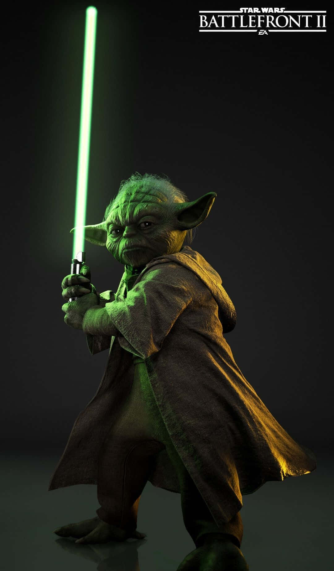 Yoda 桌布 壁紙 — 《星球大戰》中的尤達手持發光綠色光劍，在黑暗的攝影棚背景下擺出戰鬥姿勢。