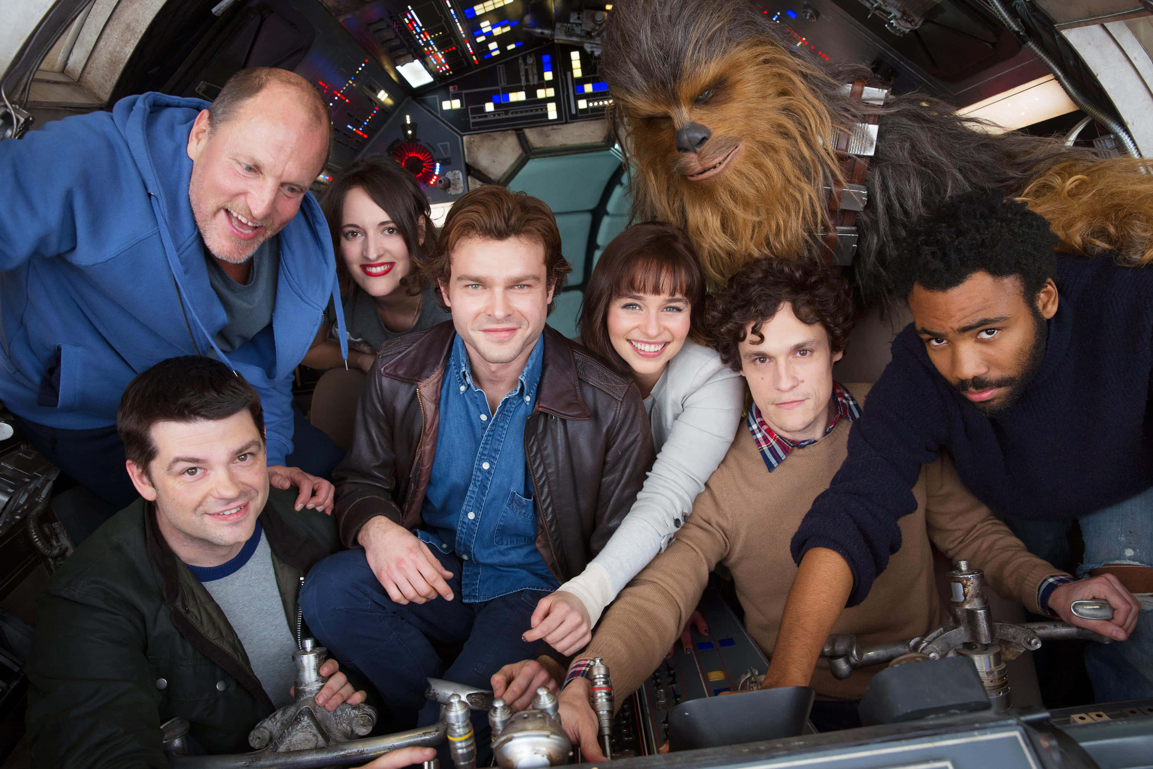 Solo A Star Wars Story 桌布 壁紙 — 《星球大戰：原力覺醒》的演員與丘巴卡一起在千年鷹號的駕駛艙內合照。