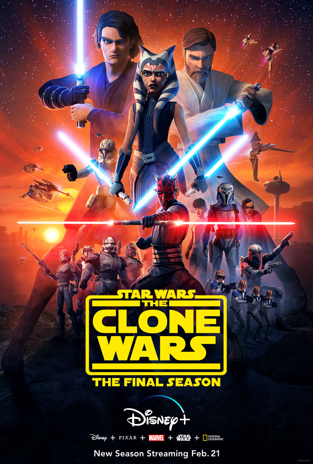 The Clone Army 桌布 壁紙 — 星球大戰：複製人戰爭角色以發光光劍對決，背景係熾熱嘅日落天空，有星際戰艦飛過。