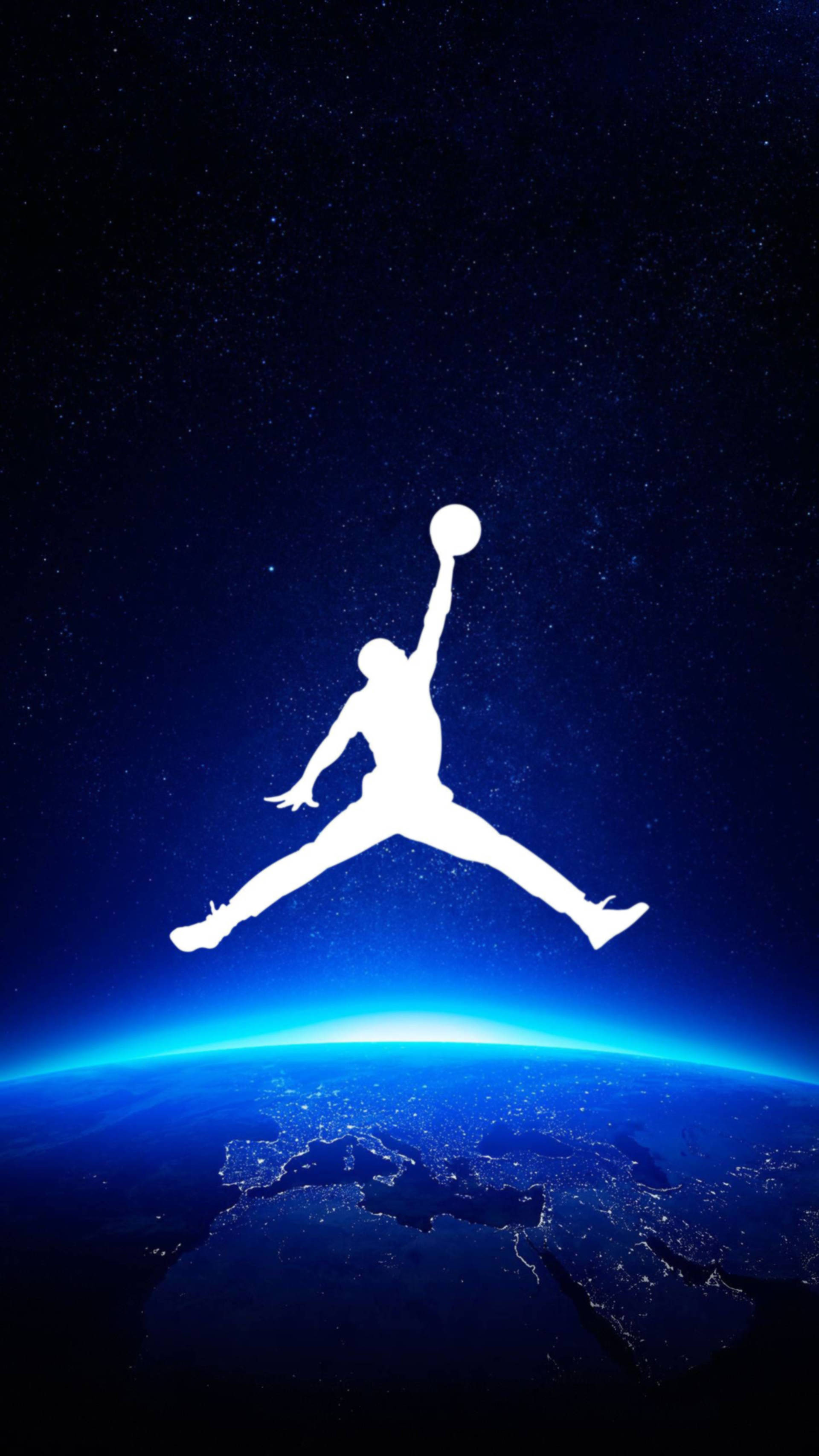星空 Air Jordan 標誌 壁紙 — 在繁星點點的夜空下，一個白色籃球運動員剪影在地球發光的藍色曲線上方騰空。