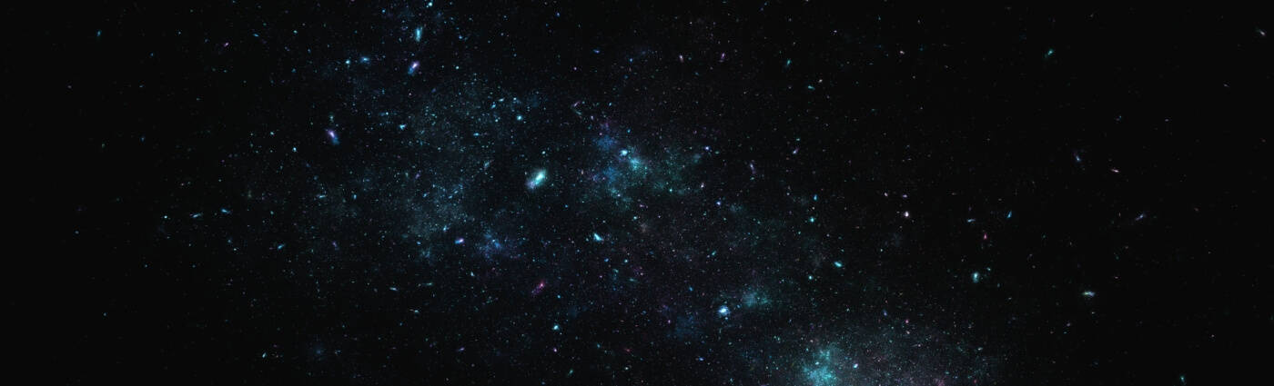 一個發光的青綠色和藍色星雲，在廣闊的太空黑暗中由無數星星環繞。
