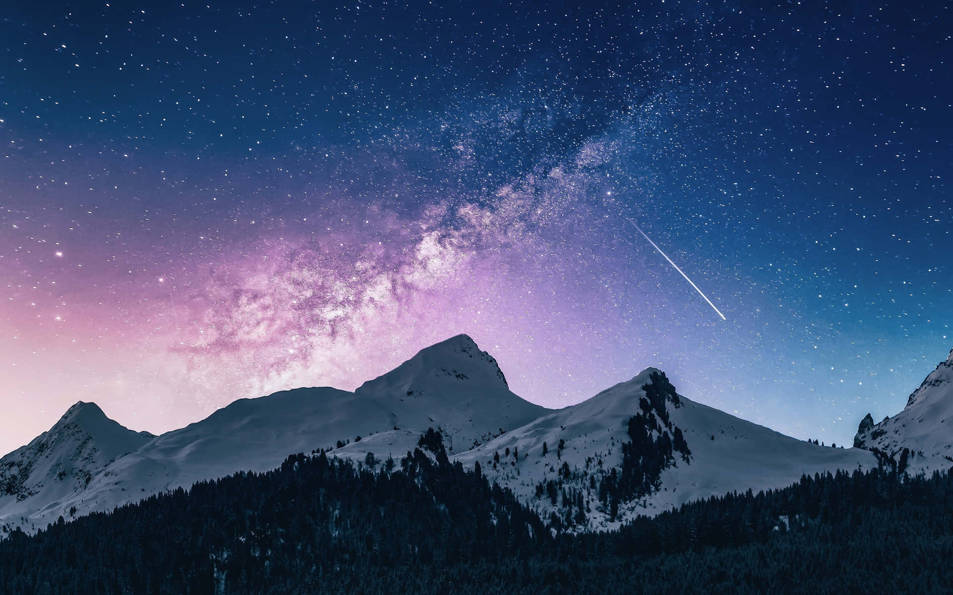 在星空下，銀河與流星映襯的積雪山峰。