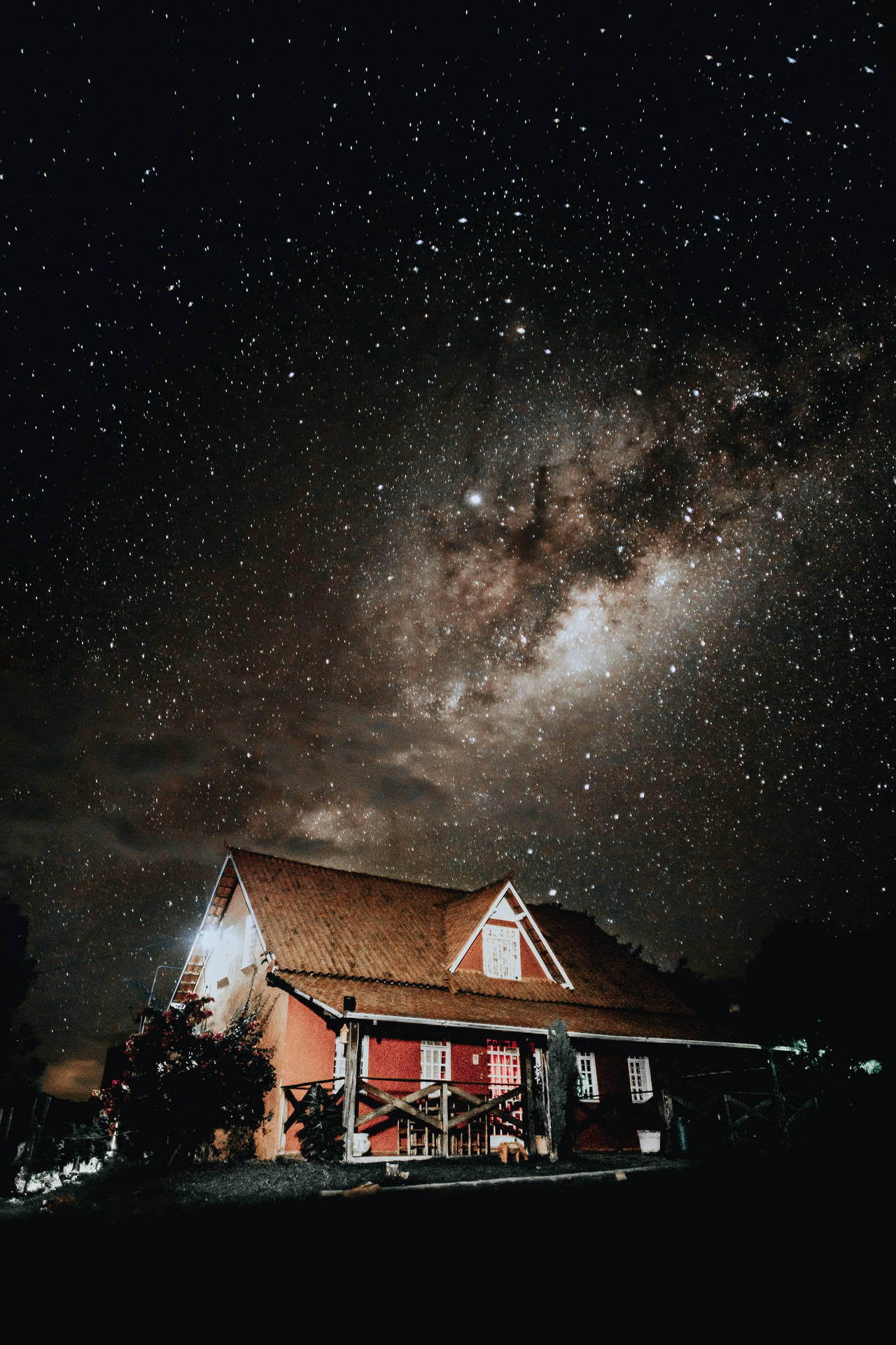 星空下可見銀河的紅色房子