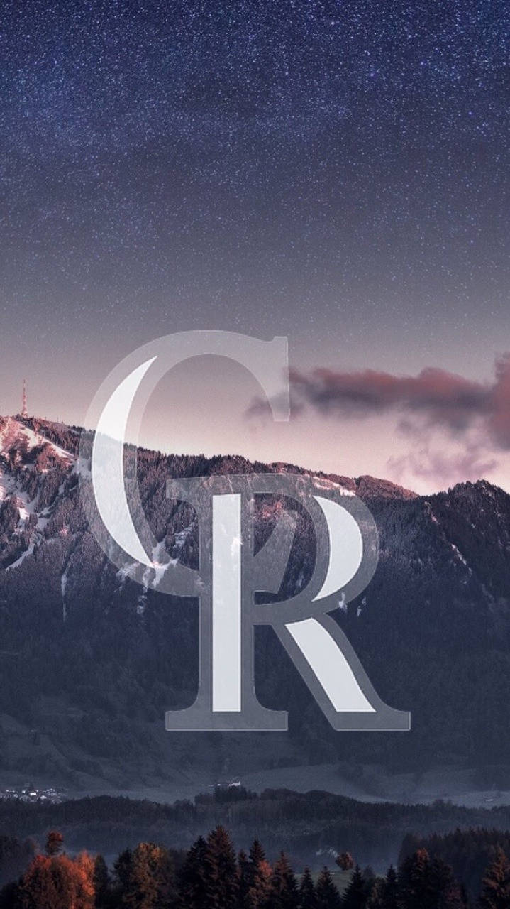 繁星點點的夜空下積雪的山脈，帶有巨大的字母組合覆蓋層。