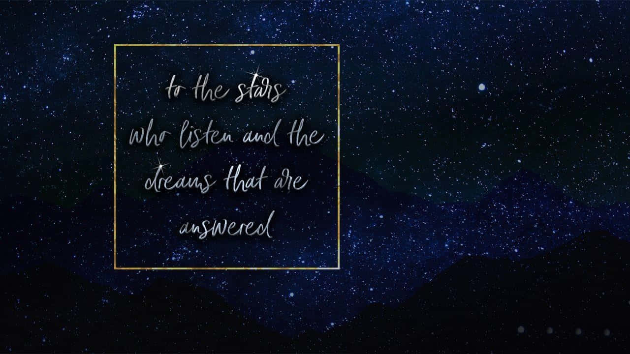 星空夜空，山巒，金色邊框中的發光語句。