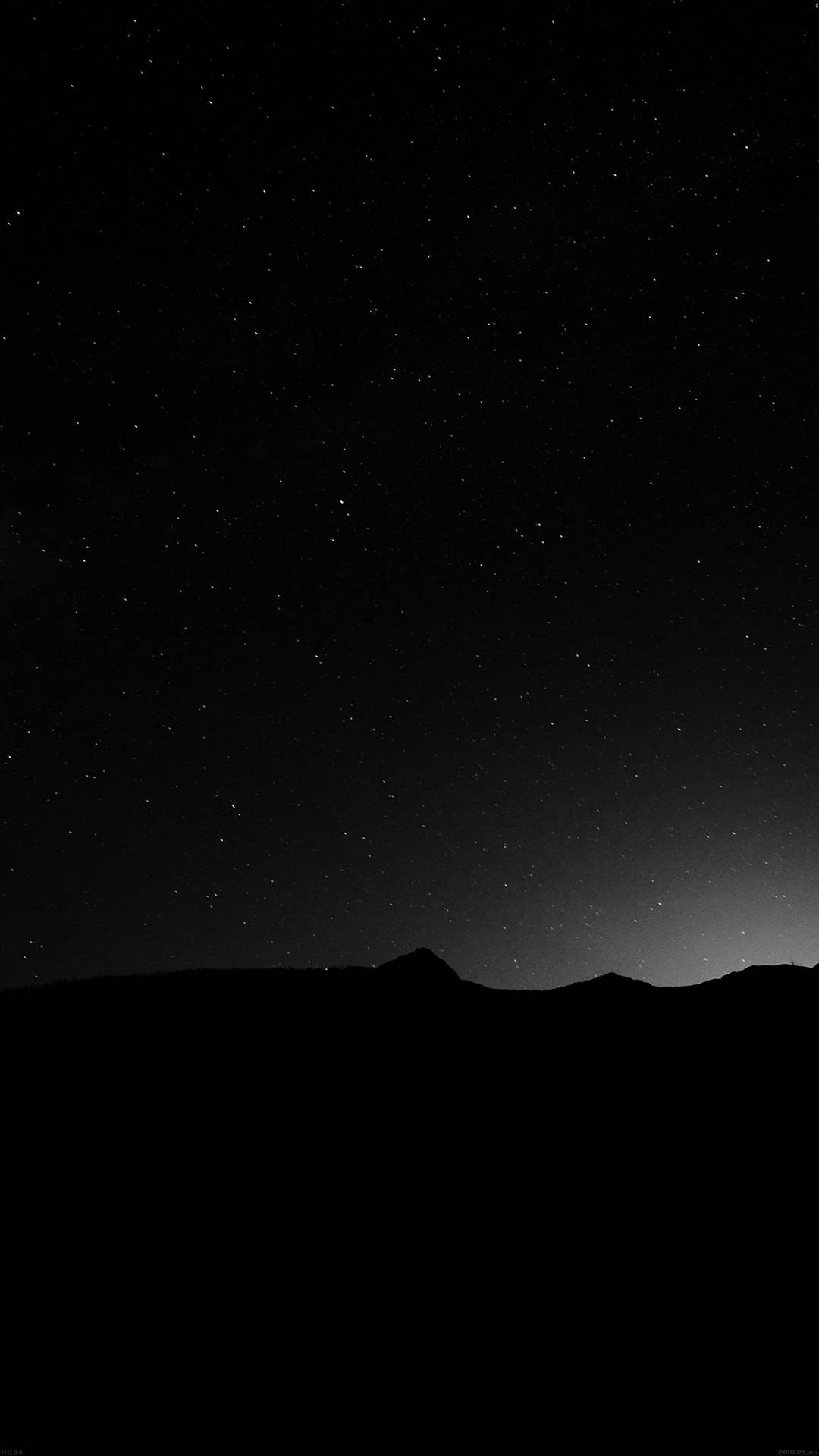 星星 桌布 壁紙 — 星空夜空下，黑暗山脈剪影襯托漸變地平線光芒。