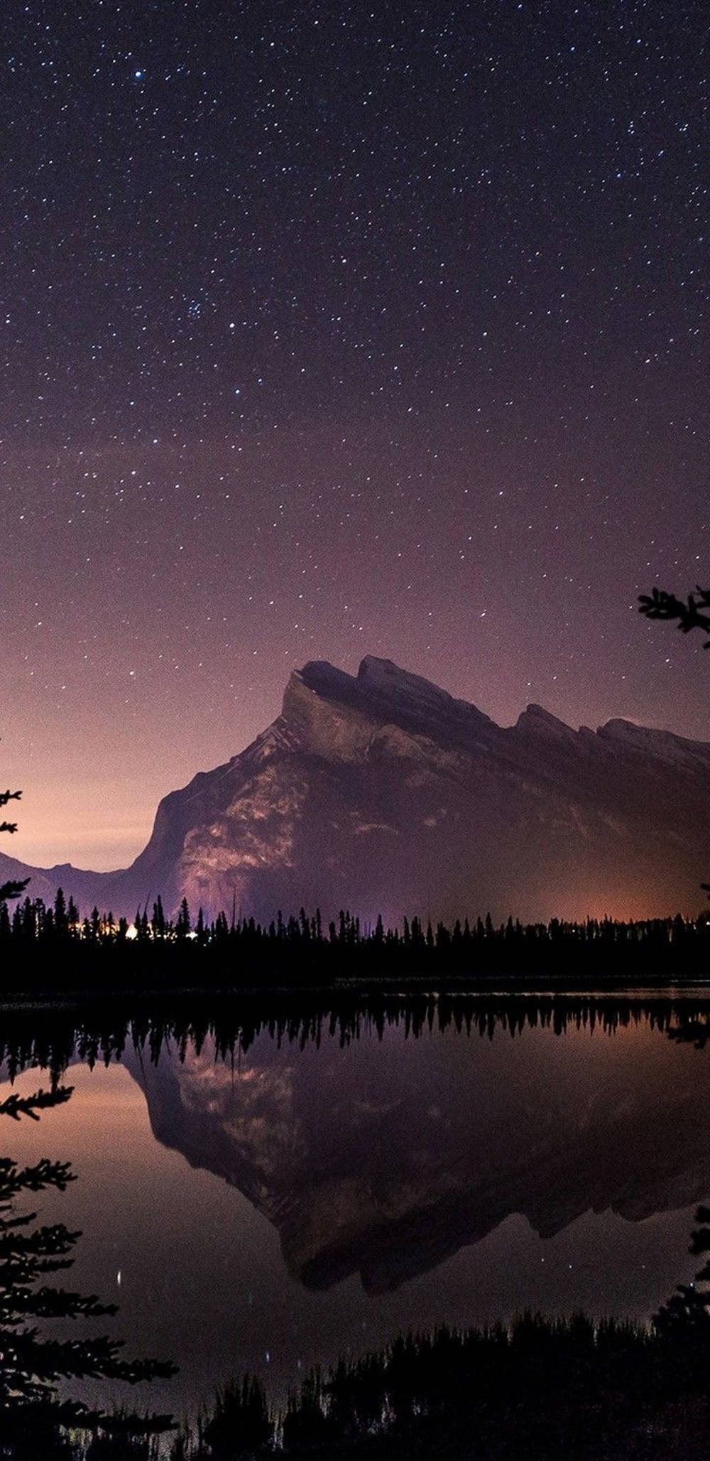 Mountain 桌布 壁紙 — 星空夜空完美地倒映在寧靜的湖面上，下方是高聳的山脈輪廓。
