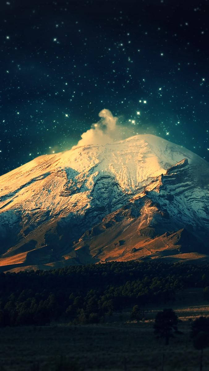 星空山景 iPhone SE 壁紙 — 白雪覆蓋的山峰在星空下閃耀，縷縷薄雲在山頂飄過。