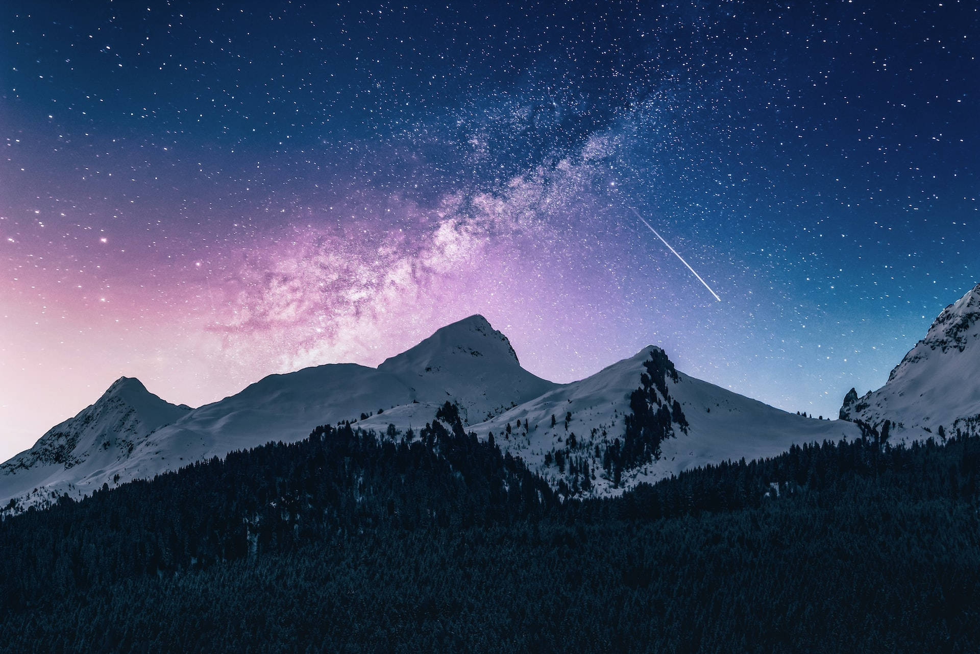 流星和銀河下的星空雪山