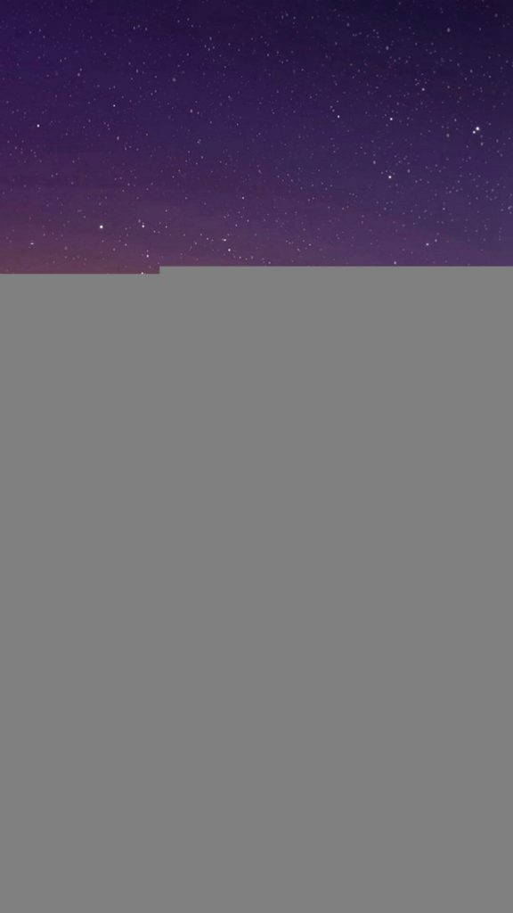 星空簡約手機壁紙 壁紙 — 深紫色調下，廣闊灰色平原上佈滿閃爍星星的寧靜夜空。