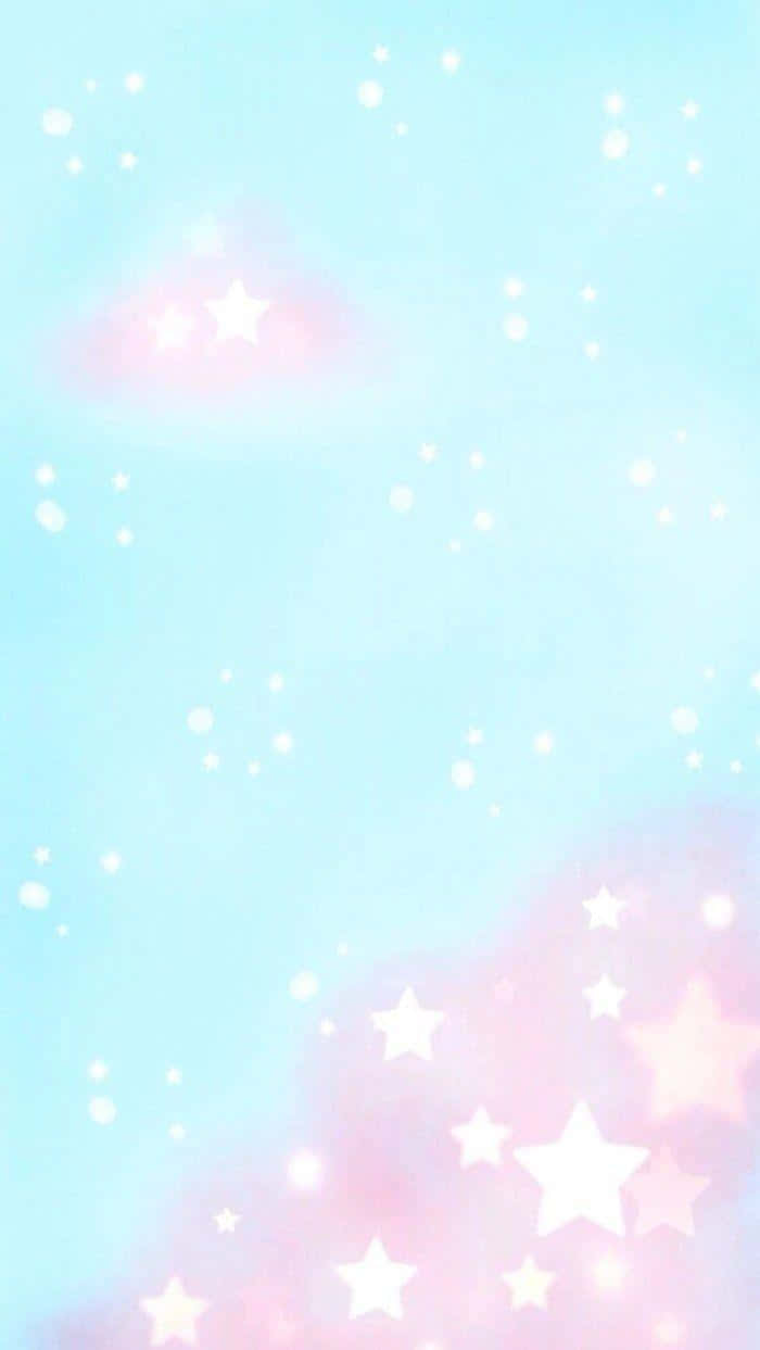 在粉彩天空中，發光的星星和柔軟的粉紅色雲朵構成天體場景。