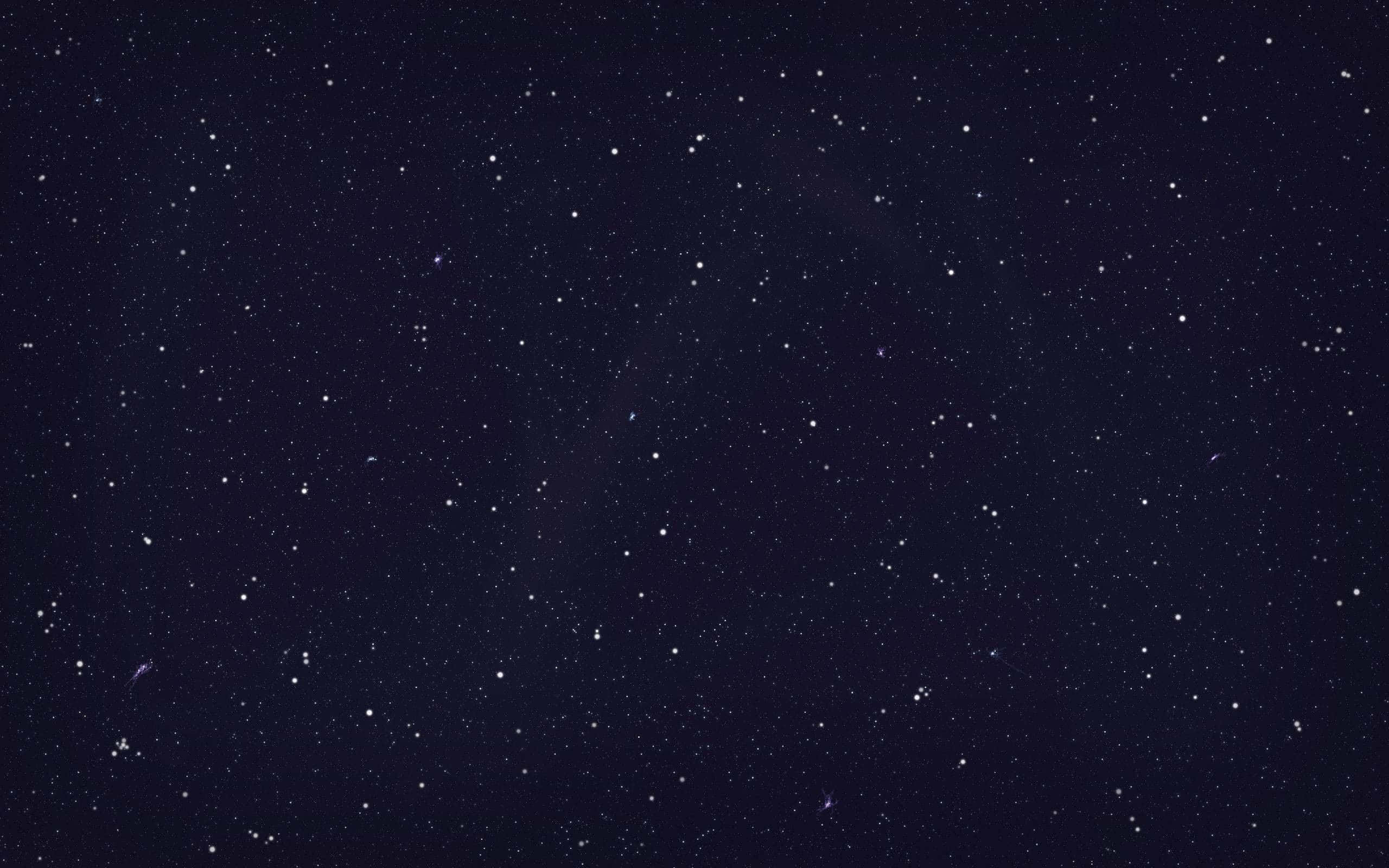 星空背景：夜空中的星辰 壁紙 — 廣闊黑暗的夜空，充滿無數閃爍的星星和微弱的宇宙雲。