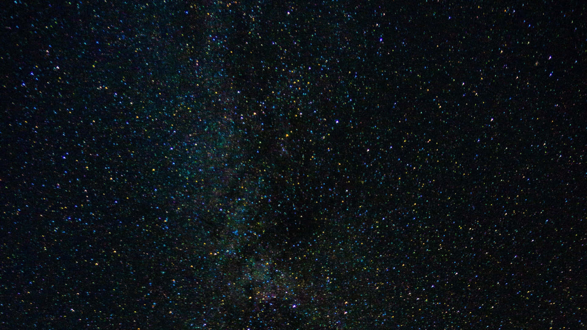 星空背景：宇宙中色彩繽紛的星光 壁紙 — 令人嘆為觀止的銀河系景觀，在深邃的黑色夜空中閃爍著無數星星。