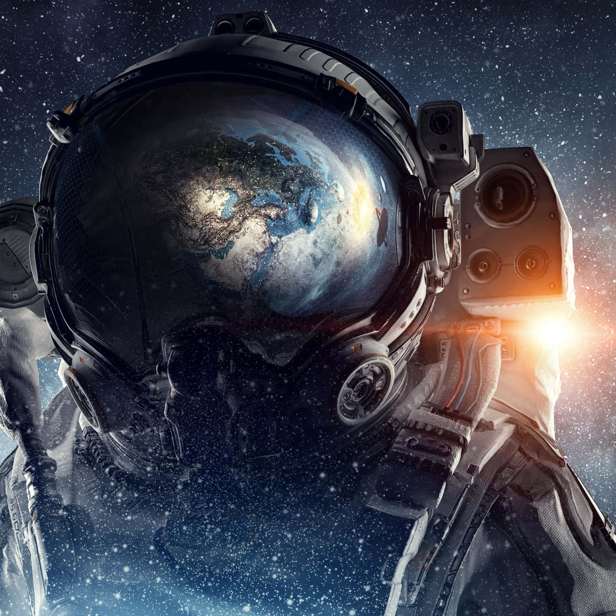星空背景：宇航員的倒影 壁紙 — 穿著太空衣的太空人凝視著頭盔面罩中反射的地球，背景是繁星點點的宇宙和發光的太陽耀斑。