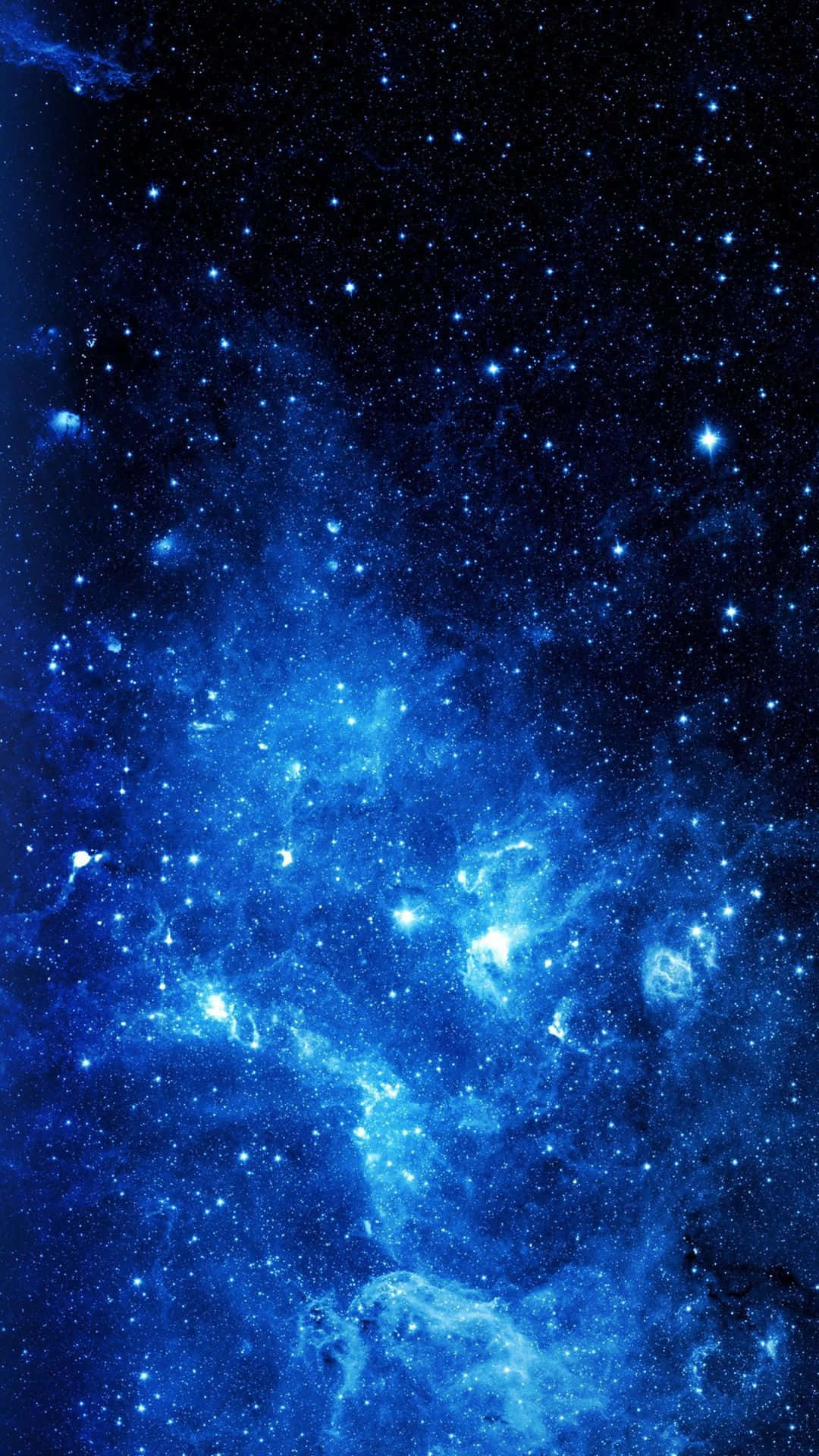 星空背景：藍色宇宙塵埃 壁紙 — 令人嘆為觀止的深藍色宇宙星雲景象，在黑暗虛空中閃爍著明亮的星星。