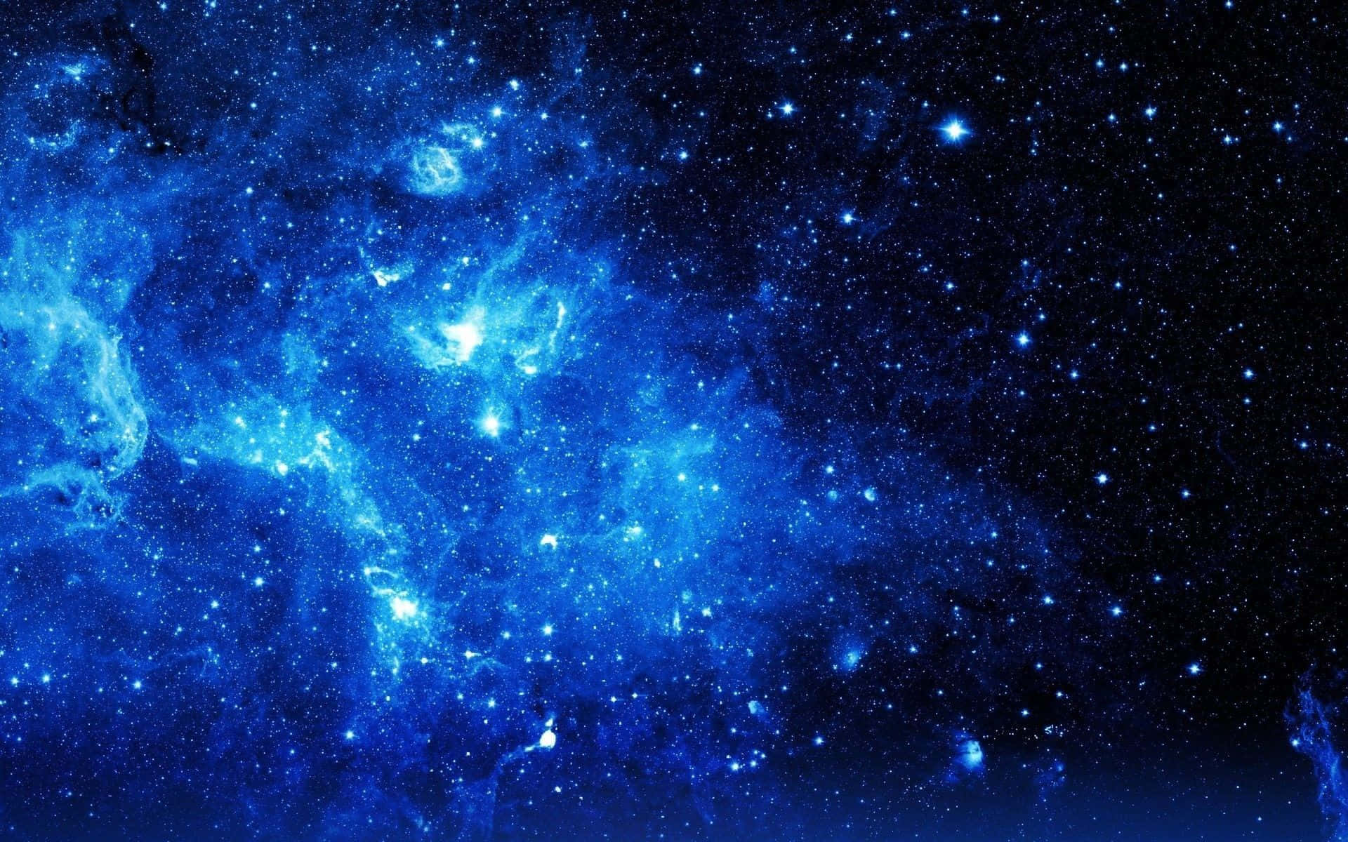 星空背景：藍色星系 壁紙 — 一個令人嘆為觀止的景色，充滿活力的藍色星雲在深邃的宇宙黑色天空中閃耀著星星。