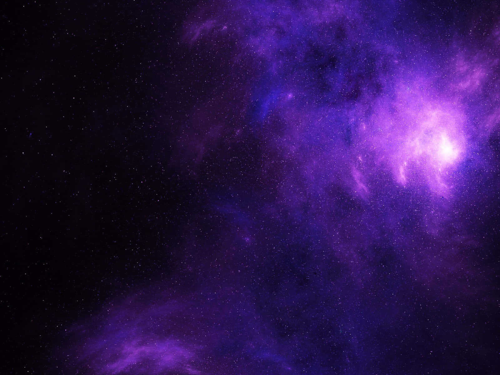 星空背景與紫色星雲 壁紙 — 宇宙星雲在深空星場中散發出充滿活力的紫色和藍色色調。
