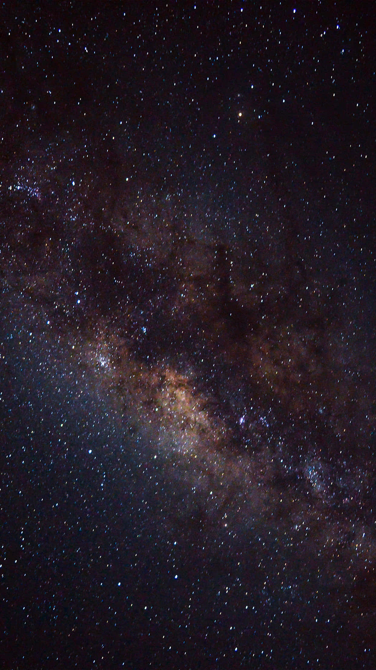 星空背景與銀河系 壁紙 — 令人嘆為觀止的銀河系景觀，在深邃的黑色天空中閃爍著無數星辰和宇宙塵埃。