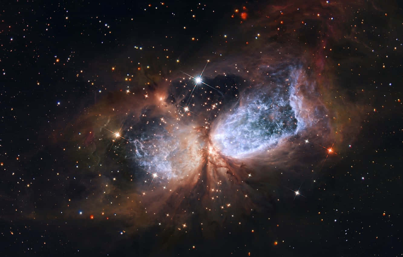 星系中的天使星雲天文學 壁紙 — 宇宙星雲在深空星場中散發出鮮豔的藍色和橙色光芒。