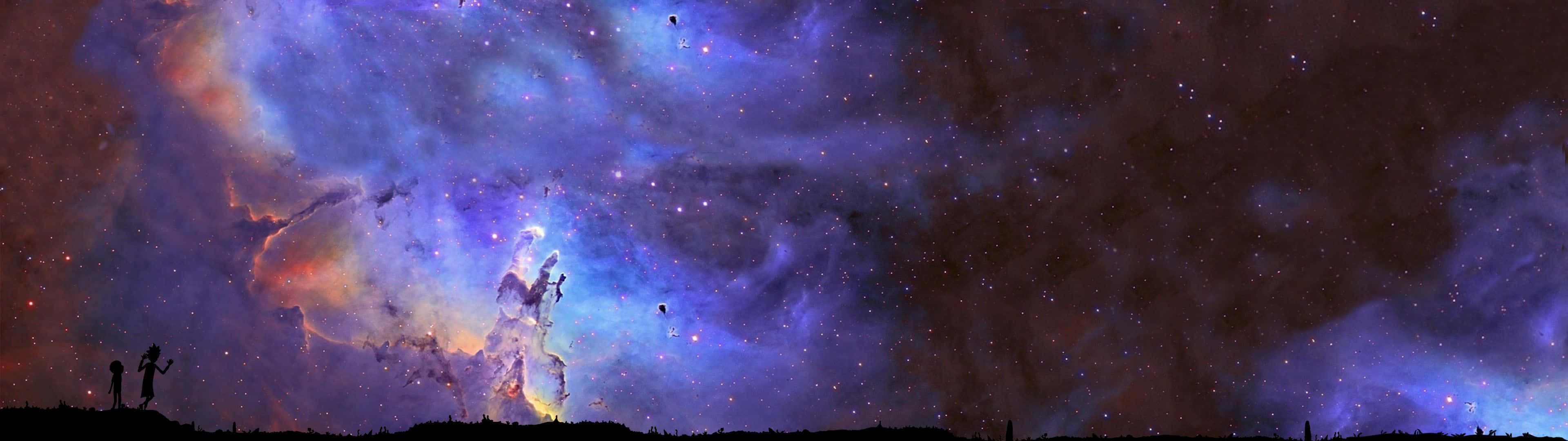 星系在夢幻景觀中的迷人畫面 壁紙 — 兩個剪影人物站在黑暗的地平線上，仰望一個散發著紫色、藍色和橙色光芒的充滿活力的宇宙星雲。