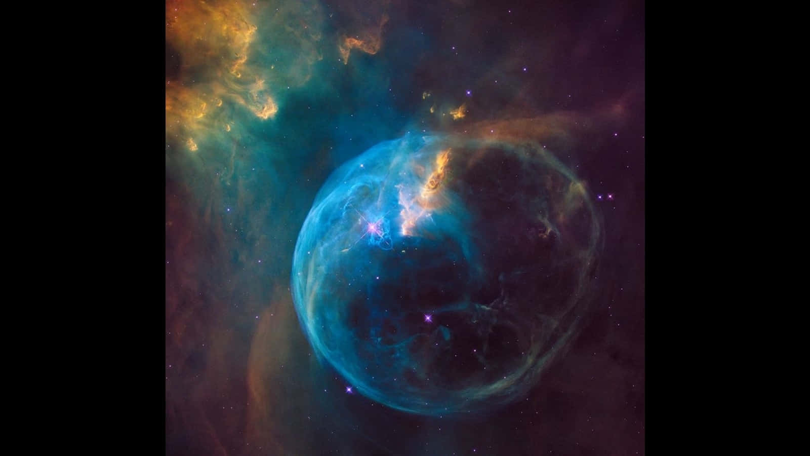 星系天文學中的彩色氣泡星雲 壁紙 — 一個發光的藍色泡泡星雲，被旋轉的橙色和藍綠色宇宙雲環繞，背景是佈滿星空的虛空。